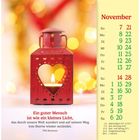 Kalenderblatt November. Zitat von Phil Bosmans über einen guten Menschen. Rote Laterne und Kerze, warme Lichter im Hintergrund.