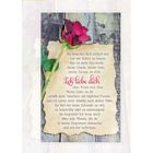 Karte mit romantischem Text über bedingungslose Liebe, daneben eine einzelne rote Rose.