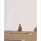 11. Ein Junge sitzt auf einem Dach und schaut in den Himmel. Links unten ist eine Zahlentabelle.