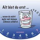 "Alt bist du erst ... wenn du nicht mehr mit deinen Zähnen schläfst." Illustration: Gebiss in Wasserglas mit 'Zzz'.
