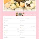 November-Kalenderseite mit einer Illustration von Kürbissen und Vögeln in einer Schale, auf rosa gepunktetem Hintergrund.