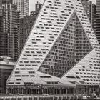 Kalenderblatt für November mit Text "VIA 57 West" unten links. Oben: modernes, pyramidenförmiges Gebäude.