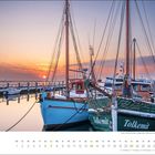 "november" unten links, Boote am Steg, Sonnenaufgang im Hintergrund, Kalender mit markierten Sonntagen.