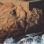 PAO Leuchtturm auf Felsen am Meer, umgeben von Wellen. Kalender für November unten.