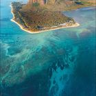 November-Kalender mit Küsten- und Bergansicht auf einer tropischen Insel.