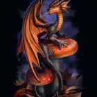 Kalender mit den Zahlen 1 bis 31. Illustrierter Drache mit orangen Flügeln sitzt auf einem Fliegenpilz.