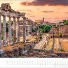 Kalenderblatt mit „November“ und Datumsangaben. Römische Ruinen bei Sonnenuntergang im Hintergrund.