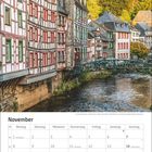 November. Kalender mit Fachwerkhäusern am Fluss und einer Brücke im Hintergrund.