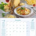 November-Kalender mit Rezept für Spaghetti alla puttanesca. Pasta, Käse, Tomaten und Basilikum dekorativ angerichtet.