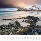 Novemberkalender mit Wochentagen und Daten. Küstenlandschaft mit grün bewachsenen Felsen, Meer und schneebedeckten Bergen.