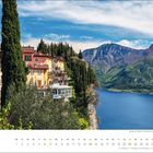 Novemberkalender mit Bild von Gebäuden auf Felsen über einem See, umgeben von Bergen und Zypressen.