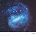 NOVEMBER. Ein leuchtendes, blaues Sternenfeld vor tiefschwarzem Hintergrund, Kalenderdaten darunter.