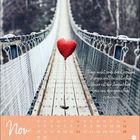 Zitat: „Frage nicht, was das Geschick / Morgen will beschließen; / Unser ist der Augenblick, / Lass uns den genießen! Friedrich Rückert.“ Ein roter Herzballon schwebt über einer Hängebrücke. Unten ist ein Kalender für November.