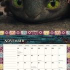 November-Kalenderseite. Oben Hände auf Drachenkopf mit grünen Augen. Unten fliegender Drache mit Reiter.