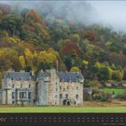 "November" unten links, Kalenderdaten darunter. Altes Steinhaus vor herbstlichem Wald, neblig bewölkt.