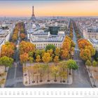 Novemberkalenderansicht einer herbstlichen Pariser Straße mit dem Eiffelturm im Hintergrund.