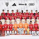 Oben stehen die Logos von T, Adidas, Allianz und Audi. Darunter posiert eine Fußballmannschaft in roten und weißen Trikots. Links unten ist ein Kalender für November.