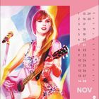 Kalenderblatt mit November-Daten, Illustration einer Person mit Gitarre in bunten Farben, rosa Hintergrund.