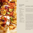 Rustikale Gemüse-Galette, Rezept für 4–6 Portionen, Zutatenliste: Mehl, Salz, Zucker, Butter, Wasser, Auberginen, Tomaten, Basilikum.