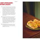 BRUSCHETTE MIT AVOCADO UND FRITTIBERTEM LAUCH. Zutaten und Zubereitung links, rechts zwei belegte Brotscheiben.