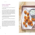 "Linsen-Meatballs mit Quarkdip." Rezeptanleitung und Zutaten links. Rechts Tablett mit Meatballs und Schälchen mit Dip.