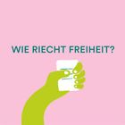 "WIE RIECHT FREIHEIT?" in Grün auf rosa Hintergrund. Grüne Hand hält weißen Gegenstand. Illustration.