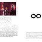 Texte: „The American Room“, „Instal View...“, „Irish Museum of...“. 

Links: Personen betrachten Kunstwerke. Rechts: Unendlichkeitslogo.