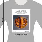 Text: "Sauerteig einfach gut backen, herzhaft und süß." Ein Brot mit glatter, goldbrauner Kruste auf grauem Hintergrund.