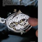 Text: Präzision, technische Finesse und Eleganz: Schweizer Uhren sind weit mehr als Instrumente der Zeitmessung[...] Eine Detailaufnahme eines Uhrwerks mit Zahnrädern und Mechanismen. Jemand hält es mit behandschuhten Fingern.