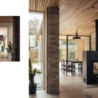 OBEN Die Erweiterung und die Küche im Hauptgebäude. 
RECHTE SEITE Der Ofen trennt Ess- und Wohnbereich. 
Moderner Wohnraum mit Kamin.