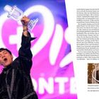 Ein jubelnder Mann hebt eine Trophäe vor pinkfarbenem Hintergrund. Links daneben steht ein längerer Text in Schwarz. Unten beschreibt ein kurzer Text das Bild.