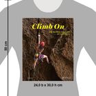 „Climb On. The Global Culture of Climbing.“ Ein Kletterer an einer Felswand, mit rotem Helm und Kletterausrüstung.