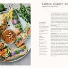 "Blüten-Summer-Rolls: Sommerküche mit Wiesenblüten. Zutaten für 6 Rolls: Reispapier, Obst, Gemüse. Opt. Tofu, Pilze."  
Frische, bunt gefüllte Rolls auf einem Teller mit Dip, umgeben von Kräutern und Limette.