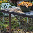 November 2021 Kalenderblatt; herbstlicher Garten mit Tisch, Stühlen und Pflanzen in Töpfen in einem grünen Außenbereich.