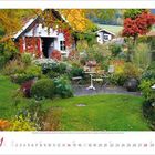 Kalender Monat 11, Garten mit bunter Herbstvegetation, Laube mit roten Blättern, Tisch und Stühle auf Steinweg.