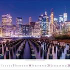 Kalenderseite mit der Monatsübersicht für November 2023. Skyline einer Stadt bei Nacht mit beleuchteten Hochhäusern und Wasser.