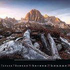 11. Großartige Berglandschaft in warmen Farben, im Vordergrund verwitterte Baumstämme. Markiertes Datum: 15.