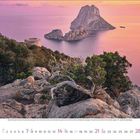 Kalenderseite für November 2023. Küstenlandschaft mit Felsen und Bäumen im Vordergrund, Insel im rosafarbenen Meer.