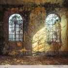 Text: "11 2027". Zwei bogenförmige Fenster in einer alten, verfallenen Wand, durch die Lichtstrahlen und Pflanzen dringen.