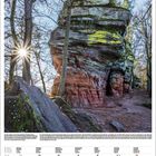 Kalenderblatt: November 2022, mit markierten Feiertagen. Foto: Große Sandsteinformation im Wald mit Sonnenstrahlen durch Bäume.
