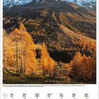 Kalender im November 2022. Foto: Herbstliche Bäume im Vordergrund, schneebedeckte Berge im Hintergrund unter blauem Himmel.