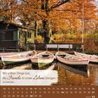 "Wir sollten Dinge tun, die Freude in unser Leben bringen." Fünf Boote an einem Steg im herbstlichen Park.