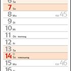 Foto: Brika Craddock. November 2027 Kalender mit bunten Blumen in Vasen über einem Holztisch.