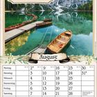 "Ein Bootsausflug am wilden See ist im August die beste Idee." Kalenderblatt für August mit See und Booten im Hintergrund.