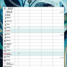 November 2027 Kalender, Feiertage markiert. Farbige Illustration mit blauen Blättern und stilisierten Blumen oben.