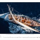 11 2021. Ein elegantes Segelboot schneidet durch tiefblaues Wasser. Segel sind gebläht, Besatzung trägt weiße Kleidung.