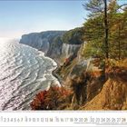 11. Monat, Zahlen 1 bis 30. Herbstliche Küstenlandschaft mit Kreidefelsen und Bäumen, die aufs Meer blicken.