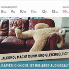 NOVEMBER 2027. KW 45. „ALKOHOL MACHT DUMM UND GLEICHGÜLTIG!“ Riesiger Teddybär erschöpft auf brauner Couch.