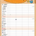 Kalender für November 2027. Illustration: Ein rosafarbener Hase und ein blauer Elefant kuscheln im Bett in einem Kinderzimmer.