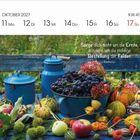 Text: "Sorge dich nicht um die Ernte, sondern um die richtige Bestellung der Felder. Konfuzius." Oktober 2027, KW 41. 

Eine bunte Zusammenstellung von Herbstfrüchten in blauen Töpfen im Freien.